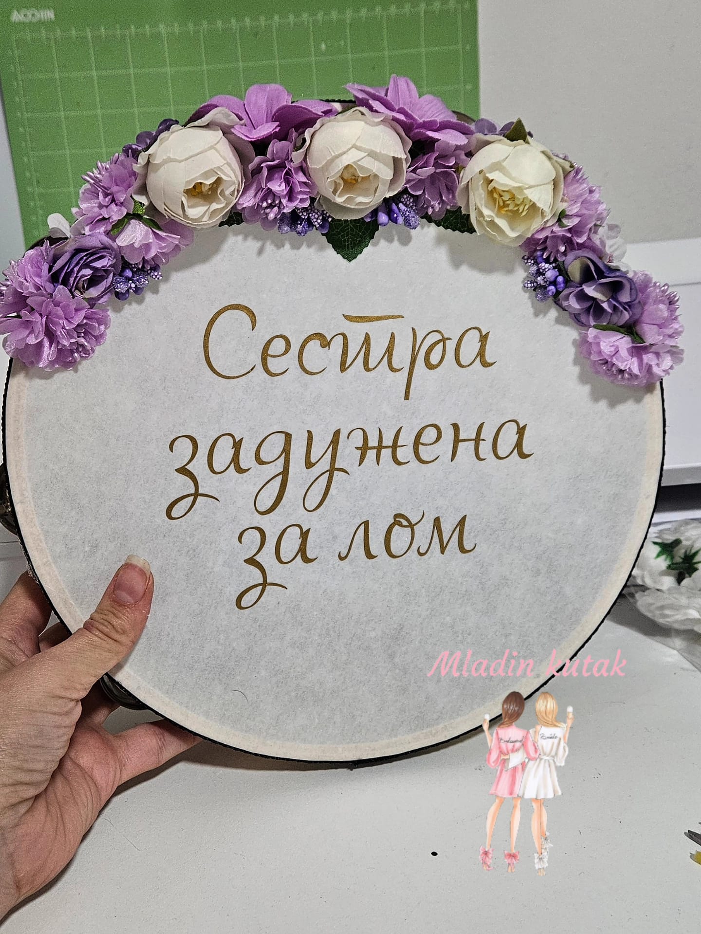 Daira sa ćiriličnim natpisom „Сестра задужена за лом" u izradi — radionica Mladin kutak